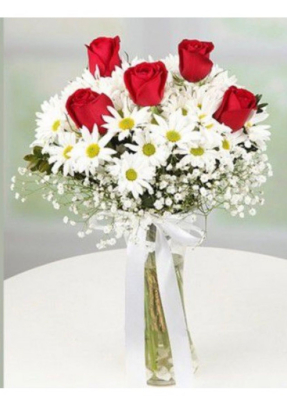 Vazoda Papatya ve 7 Kırmızı Gül